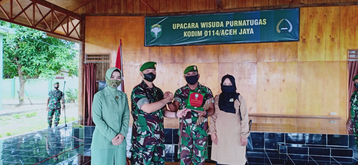 Komandan Kodim 0114/Aceh Jaya Letkol Arm David Eldo, S.Sos., M.Tr(Han)., M.Sc. usai pimpin upacara Wisuda Purna tugas