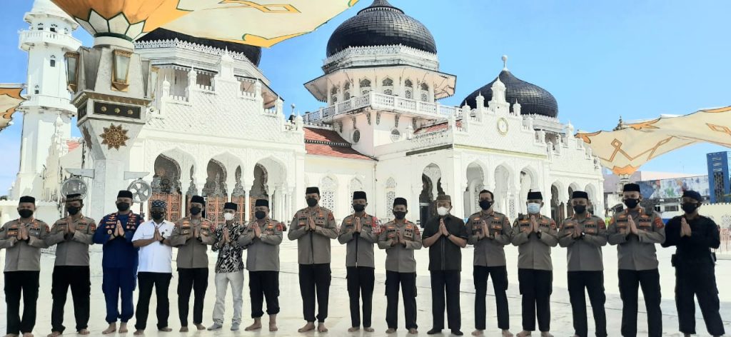 Jum’at Berkah, Kapolda Aceh Bagikan Sembako Kepada Petugas Masjid Raya