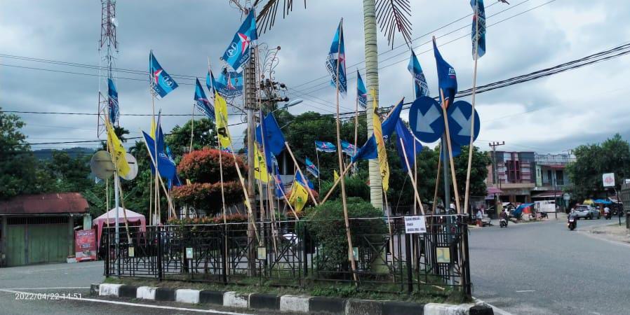 Bendera Partai Hiasi Ikon Kota Blangpidie, Larangan Terkesan Diabaikan