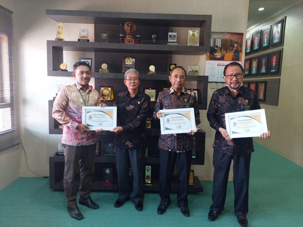 Perberat Hukuman Pembunuh Gajah Aceh Jaya, PT Banda Aceh Terima Piagam Penghargaan dari LSM