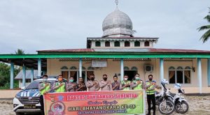 Bakti Sosial HUT Ke-76 Bhayangkara, Satlantas Polres Aceh Singkil Bersihkan Masjid