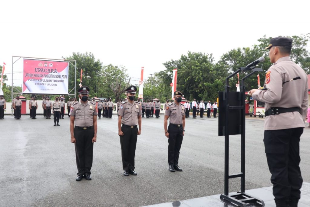 Kapolres Umar Wijaya, Pimpin Upacara Kenaikan Pangkat 43 Personel Polri di Tanimbar