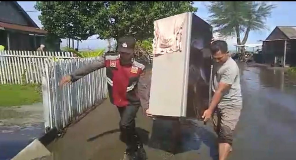 Banjir ROB, Polisi Aceh Barat Siaga Bantu Warga
