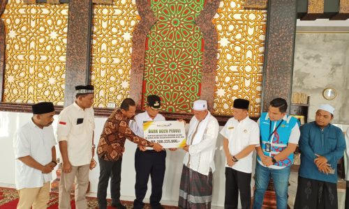 Pj Bupati Aceh Jaya Salurkan Dana CSR Bank Aceh untuk Dayah