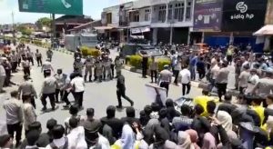 Unras Berakhir Ricuh di Aceh Barat : AKAR Katakan Ini, Kapolres Pandji Temukan Pisau