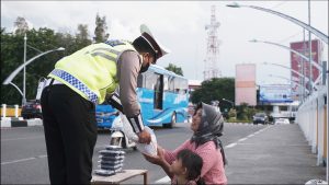HUT Ke-76 Bhayangkara Lalu Lintas, DitLantas Polda Aceh Gelar Baksos di Jalanan