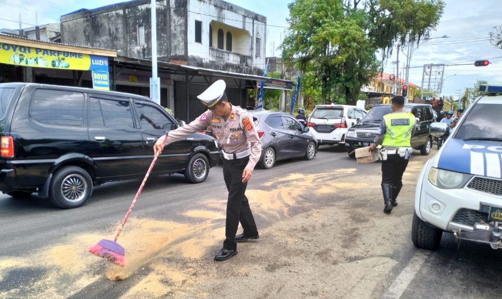 Tumpahan Migor Curah, Satlantas Polres Aceh Barat Bersihkan Jalan