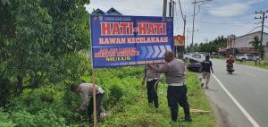 Antisipasi Kecelakaan, Satlantas Polres Aceh Barat Pasang Spanduk Imbauan