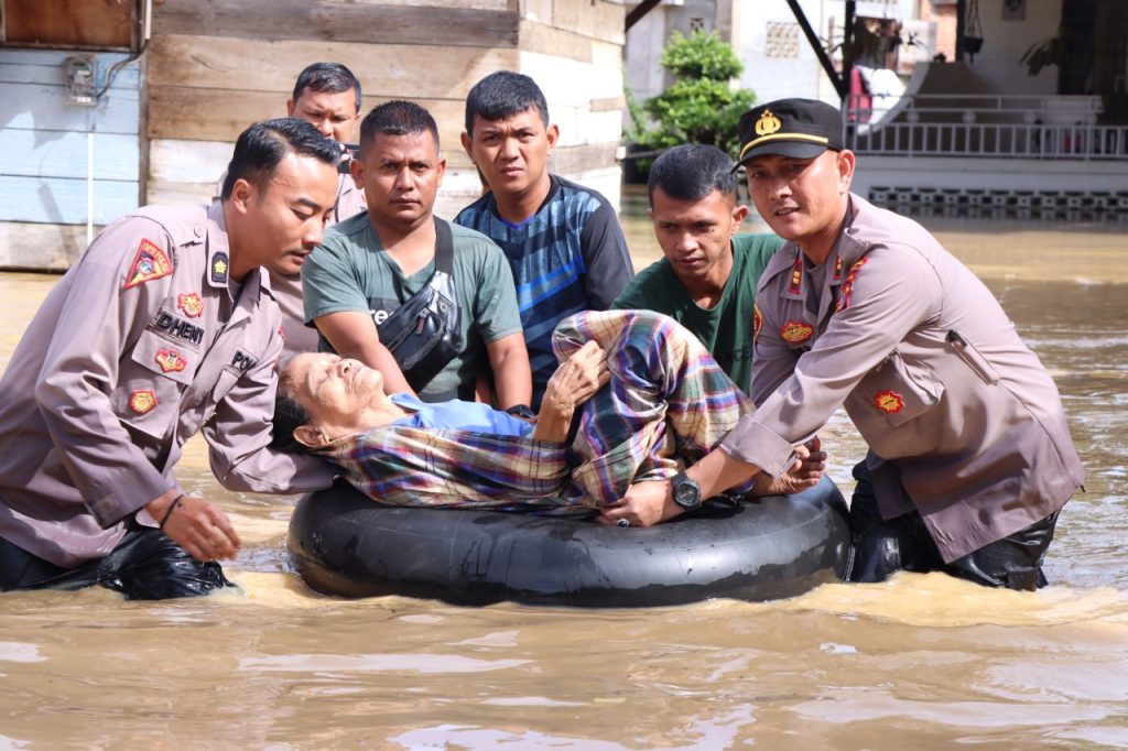 Dramatis, Sisir Banjir : Polisi Selamatkan Lansia Di Langsa