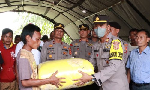 Polres Aceh Singkil Salurkan Bantuan Kepada Korban Kebakaran