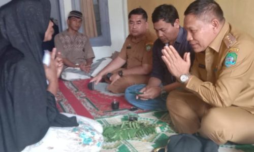 Berikan Santunan Keluarga Korban Tertimbun Longsor, Pj Bupati Darmansah : Ingatkan PT SMD