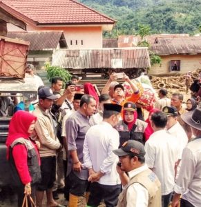 Pj Bupati Syakir dan Anggota DPR RI Tinjau Lokasi, Masyarakat Swadaya Buat Jembatan Darurat