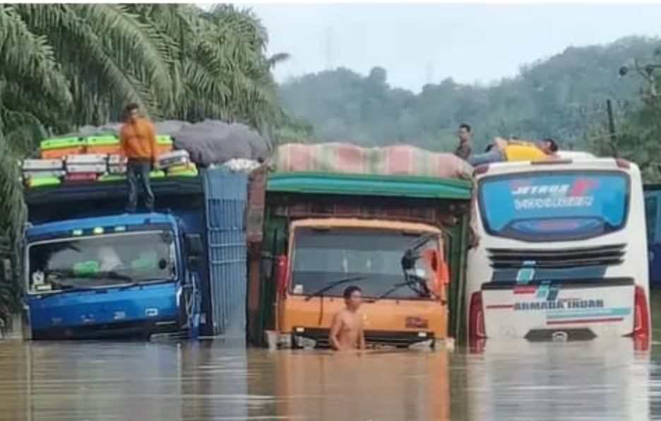 Banjir Aceh Hubungan Darat Belum Normal, Pemerintah Terkesan Tidak Siap: “Seperti Negeri Tak bertuan”
