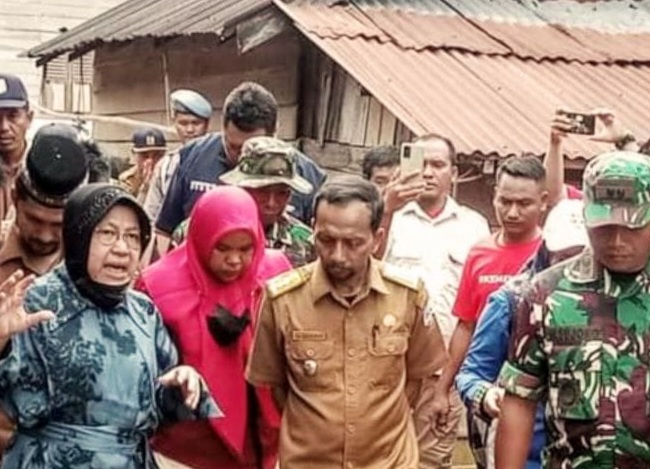 Risma Tinjau Lokasi Banjir Bandang Aceh, Uang Ratusan Juta Diserahkan Mensos
