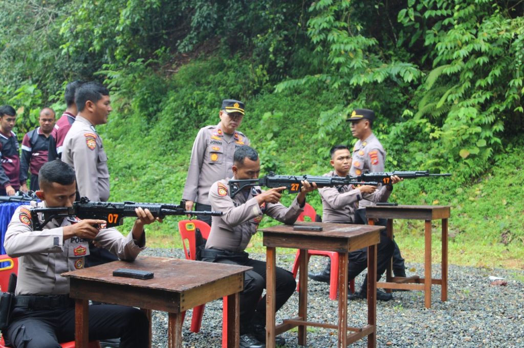 Tingkatkan Kemampuan, Personel Polres Aceh Jaya Gelar Latihan Menembak danTeknik Bongkar Pasang Senpi