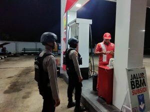 Patroli Malam Hari, Personel Sat Samapta Polres Aceh Jaya Sambangi Warga dan Sampaikan Pesan