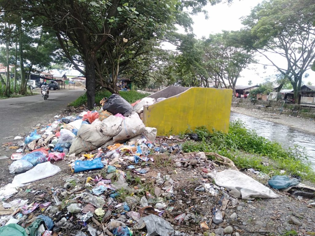 Sampah Menumpuk Tebar Aroma Tak Sedap, Kadis DLHK : Tanyakan Kabid Kebersihan