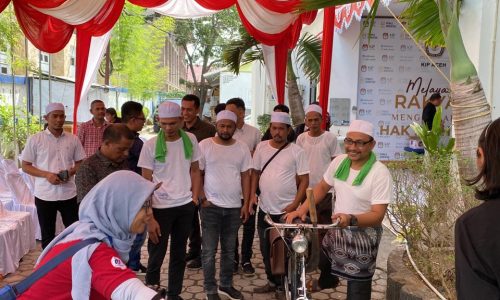 Maju Kembali Balon DPD RI, Komedian Haji Uma Daftar Ke KIP Gunakan Sepeda Ontel