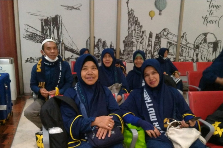 27 Hari Terlantar di Bogor : 14 Jamaah Umroh Asal Aceh, Diterbangkan Ke Tanah Suci