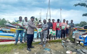 Jalankan Kegiatan Rutin Polres Aceh Barat, Bripka Gunawan Sisihkan Gaji Berikan Bantuan Untuk Nelayan