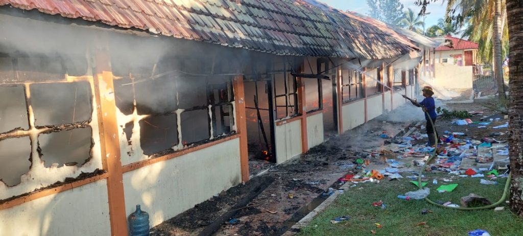 Sekolah Modal Bangsa Terbakar, 10 Unit Damkar Dikerahkan : Asrama Siswi Rusak Berat
