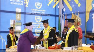 Lulusan S1 UTU Wisuda, Rektor Ishak : Perubahan Zaman Dituntut Lebih Kompeten