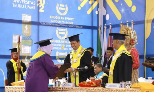 Lulusan S1 UTU Wisuda, Rektor Ishak : Perubahan Zaman Dituntut Lebih Kompeten