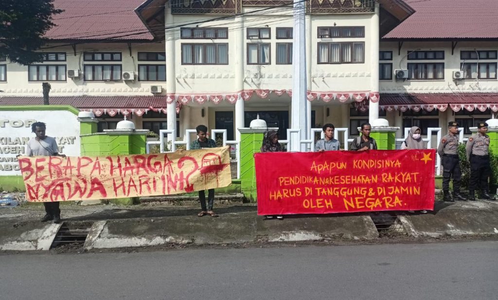 Kebijakan Pemkab Aceh Barat Tak Pro Rakyat, SMUR Geruduk Kantor DPRK