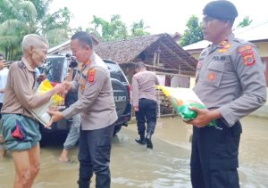 Kapolres Pandji Pantau Desa Terdampak Banjir Di Aceh Barat, Satu Ton Beras Diserahkan