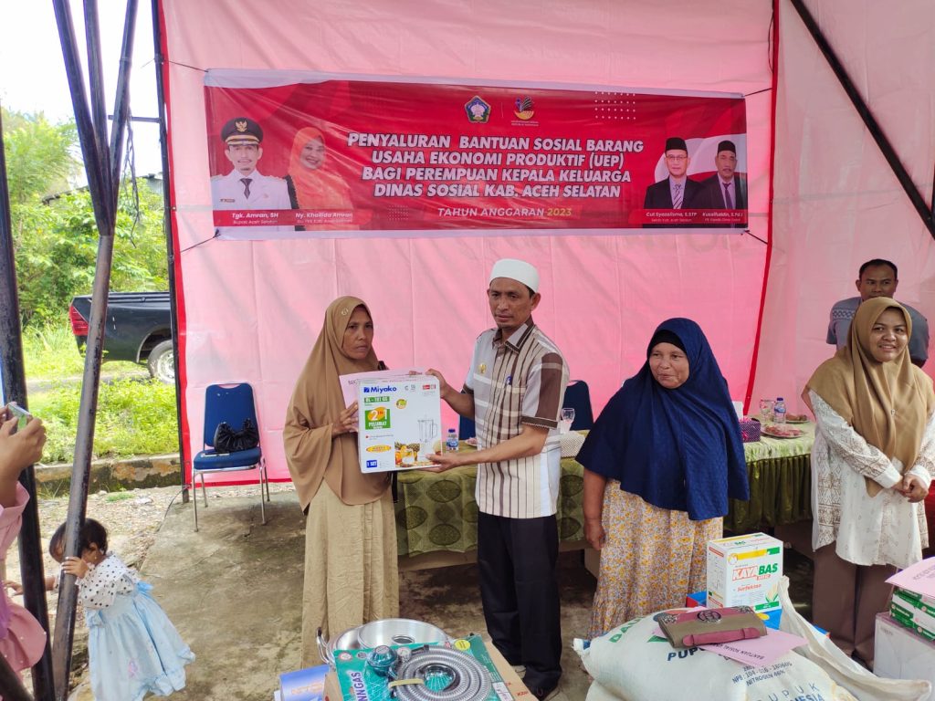 Pemkab Aceh Selatan Melalui Dinsos, Salurkan UEP Kepada Seratusan Kepala Keluarga Perempuan