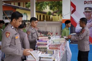 Peduli Budaya Literasi, Polda Aceh Distribusi Buku dan Kitab Di Dayah Babul Magfirah