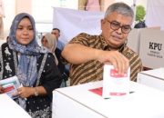 Sekda Aceh Bustami Hamzah, Salurkan Hak Suara Di TPS 09 Desa Pineung