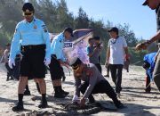 Personel Dit Pam Obvit Polda-Polres, Bersihkan Pantai Lhoknga