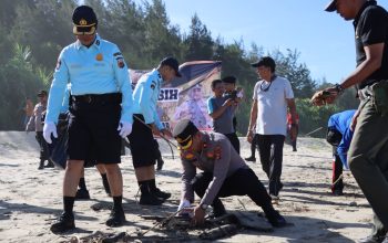 Personel Dit Pam Obvit Polda-Polres, Bersihkan Pantai Lhoknga
