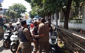 Satpol PP Kota Bandung, Tertibkan PKL Jualan Di Trotoar RS Hasan Sadikin