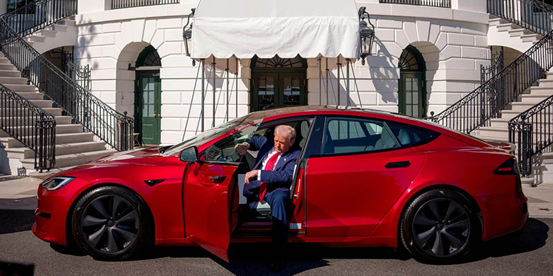 Ribut Dengan Elon Musk, Trump Ingin Jual Tesla Miliknya