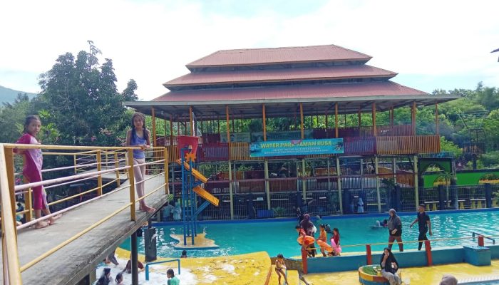 Foto: Aqila dan Queena saat swafoto di jembatan Kolam Renang di Taman Rusa. (Dok IndonesiaGlobal)