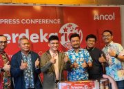 Spesial HUT RI, Ruben Onsu Kibarkan Sang Merah Putih di Kolam Hiu Ancol