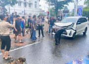 Mobil Inova dan Avanza Tertimpa Pohon Tumbang di Langsa