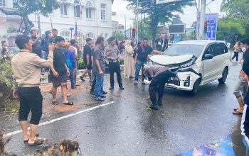 Mobil Inova dan Avanza Tertimpa Pohon Tumbang di Langsa