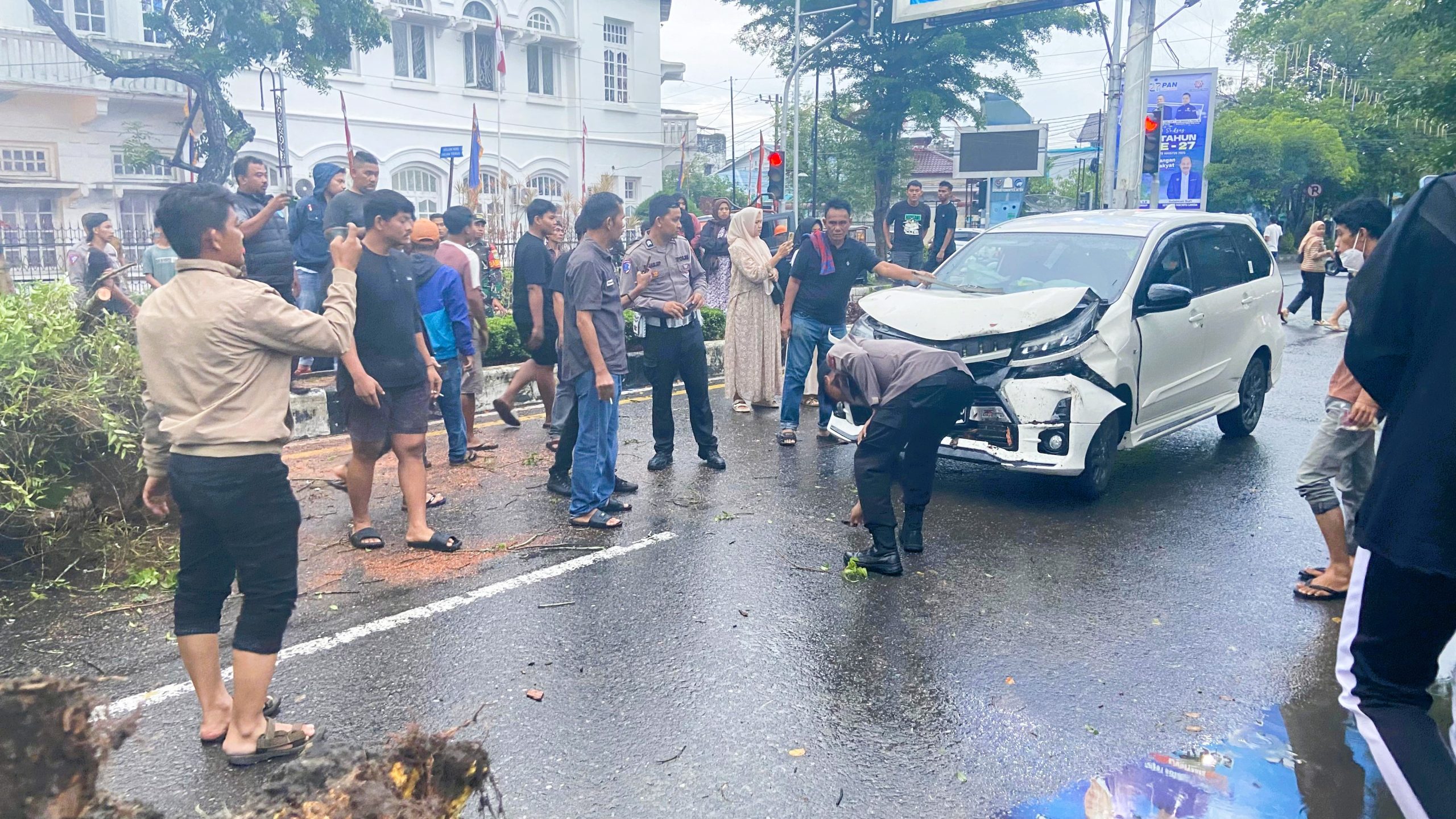 Mobil Inova dan Avanza Tertimpa Pohon Tumbang di Langsa