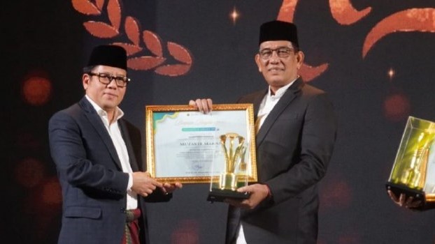Mualem Dapat Anugerah Kepala Daerah Peduli Pesantren