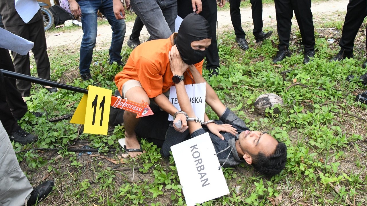 Polres Aceh Timur Rekonstruksi Kasus Pembunuhan Sadis Pekerja Jasa Pengiriman Barang, Motif Judi Online!