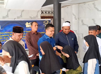 Wali Kota Langsa Jeffry Sentana S Putra menyerahkan secara simbolis paket bantuan kepada anak yatim dan piatu di Gampong Blang, Kecamatan Langsa Kota, Jumat 26 Desember 2025, sebagai bagian dari program pemulihan sosial Pemerintah Kota Langsa pascabanjir dan tanah longsor. (Dok Ist)